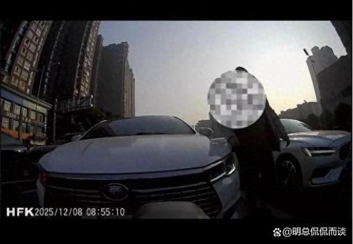 女子騎摩托正常等燈被后車(chē)男子踹倒 路怒代價(jià)高