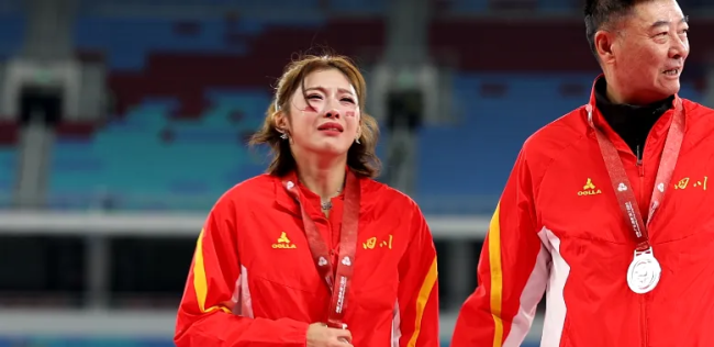 吳艷妮回應領獎臺上落淚爭議 情緒釋放引熱議