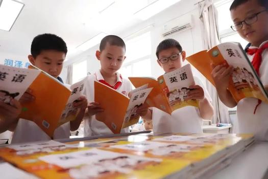 家长吐槽英语教材过度提及负面情绪 引发广泛讨论