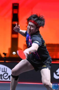 王楚欽逆轉(zhuǎn)晉級八強(qiáng)！擁抱教練 露出勝利的微笑 激戰(zhàn)七局險(xiǎn)勝