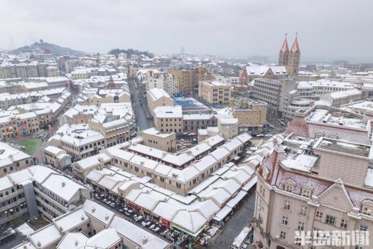 青島老城銀裝素裹呈現(xiàn)白色浪漫 周末打卡雪景好時(shí)機(jī)