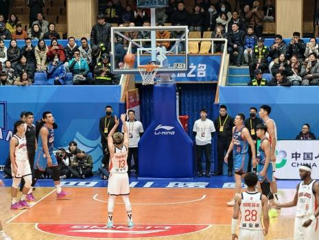 四川男籃“全華班”出戰(zhàn)不敵廣州隊(duì) 新賽季首秀遇挑戰(zhàn)