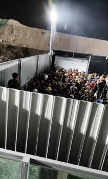 住建局回应工人摇围栏喊要出去吃饭 事件引发网络热议