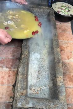 你能接受石槽火锅的形式吗 猪槽里的独特美味