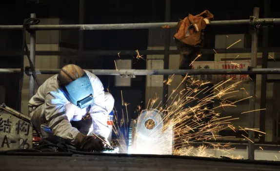 江西3人违规操作引发火灾被依法拘留 无证作业惹祸端