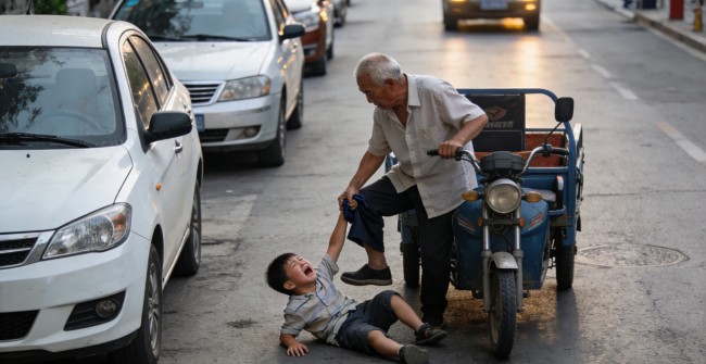 老人不给孩子买烤肠还踹一脚是怎么回事