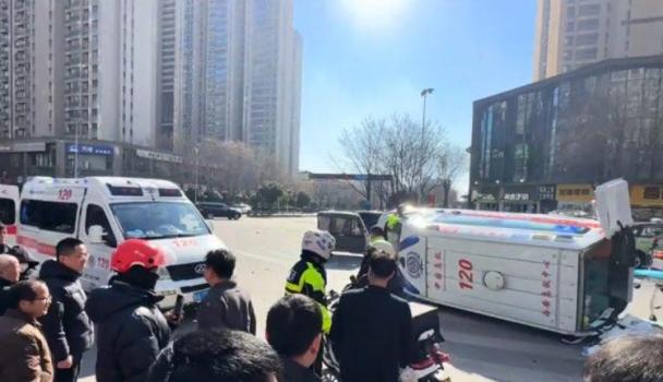 西安一救护车侧翻致3伤 市民参与救援