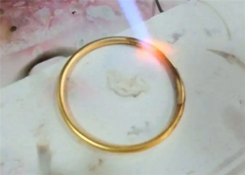 女子卖金手镯被火烧黑 店家骗称不是纯金 揭秘黄金回收骗局
