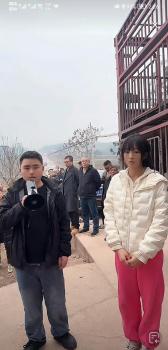 重庆一女孩网上“摇人”杀年猪 意外走红全国