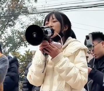 求助网友按年猪的“呆呆”走红 粉丝暴涨150万