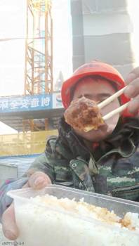 工地大叔回应因一碗卤肉饭爆火 朴实回应感动网友