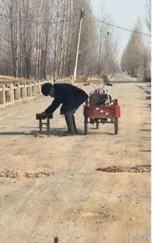 山东92岁老人用“煤球渣补桥”引关注 暖心举动感动网友