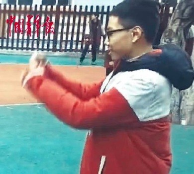 初二男生立定跳远，轻松跳过2.6米