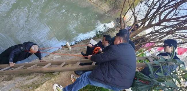 95岁老人落水 警民5分钟紧急救援 警民携手温暖寒冬