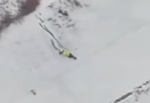 雪天轿车落水 交警双腿没入水中救援 最美滑痕暖人心