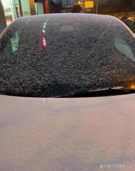 女子零下30度洗车秒变冰糖小汽车 东北寒冷的考验