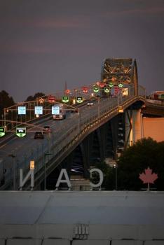 加总理讲话暗批美国 全场起立鼓掌 中等国策略转变