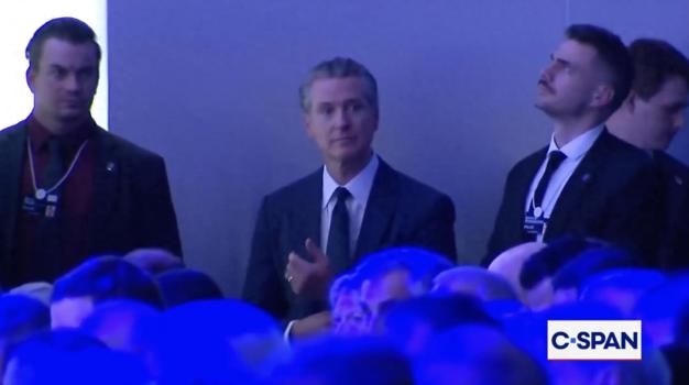 特朗普台上演讲纽森台下无奈苦笑