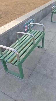 公共座椅设3扶手禁躺卧 城管回应 考虑特殊群体需求