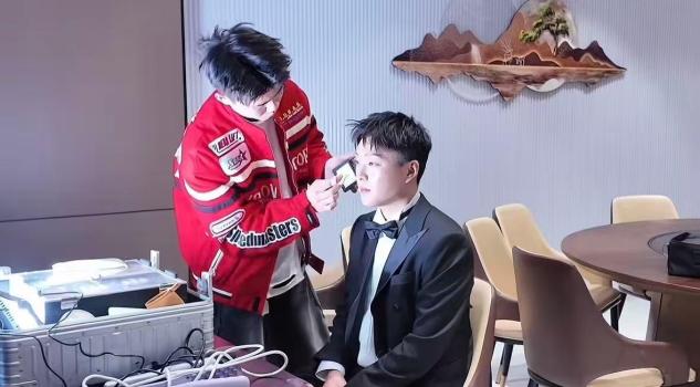 新郎跟妆师月入2万 定价1280元起，半年接到近60单！