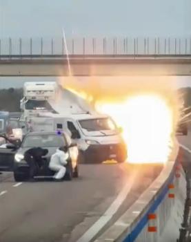 意大利悍匪突袭运钞车 未遂抢劫引发交火