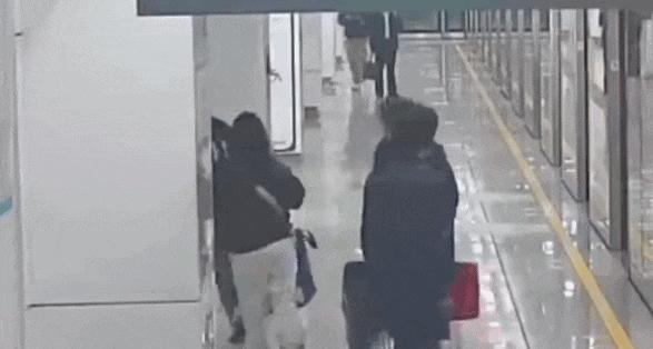 狂奔出圈！“炸”成全网表情包！浙江一地铁小哥火了 助人善举获赞