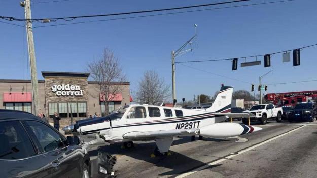 美国一小飞机公路迫降连撞多车 发动机故障导致事故