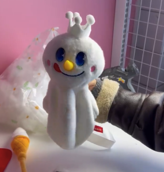 郑州00后靠给娃娃整容月入近万 订单排到春节后