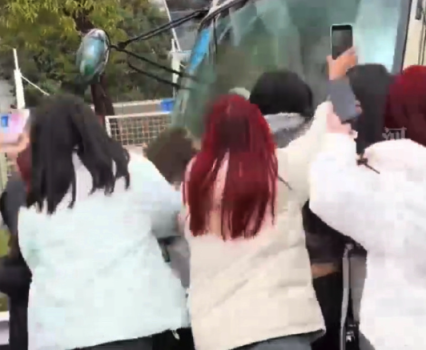 疑似时团私生徒手逼停大巴