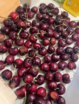 男子买12箱车厘子收到陈年僵尸果 春节车厘子投诉激增