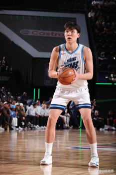 杨瀚森10分2板 新秀赛亮眼表现