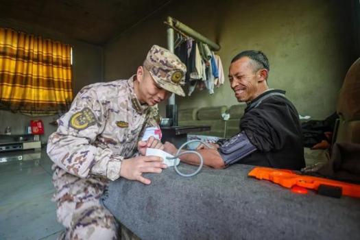 中国军人送新春祝福 军民鱼水情深