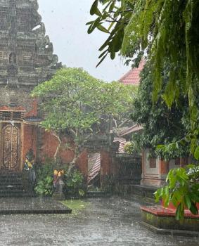 中国游客目击巴厘岛乌布王宫部分坍塌 建筑物突然倒塌引发恐慌