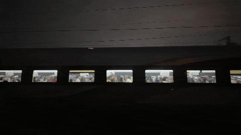 两列复兴号相遇 车窗宛如时光胶卷 回家的故事映照灯火