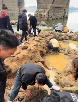 桥下有人挖到金子和古钱币？假的 实为好事者炒作