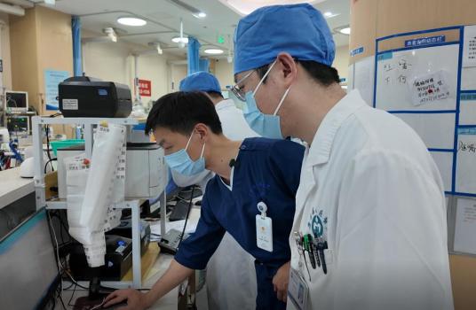 广东省人民医院急诊科的除夕夜 守岁亦守“门”