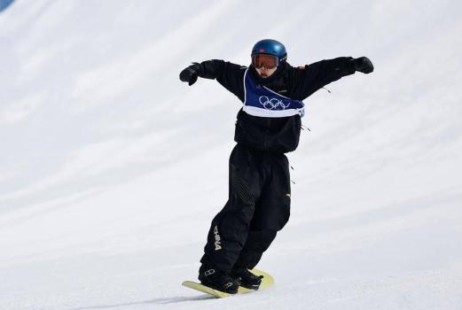 苏翊鸣高举金牌 生日夺金泪洒赛场