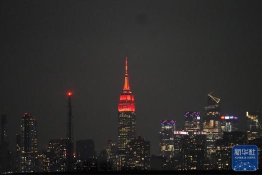 美国纽约帝国大厦点亮“中国红” 春节主题灯光闪耀