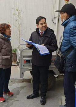 医学专家春节回家被乡亲们“包围” 八年约定的院子门诊