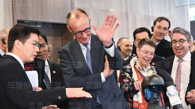 德国总理默茨参观宇树 看机器人后空翻 探索未来制造可能性