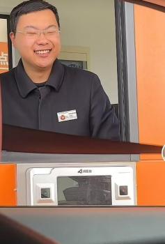 安徽00后高速收费员走红 微笑服务温暖人心