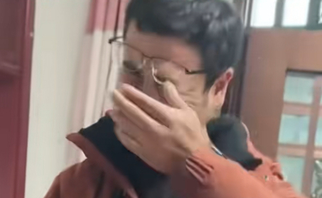 被8岁儿子偷塞零花钱爸爸泪崩 懂事举动暖人心