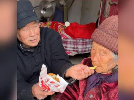 92岁老人看望姐姐要求带上汉堡奶茶 温暖亲情令人泪目