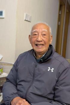 98岁老人在西湖边与外国人飙英语 活到老学到老