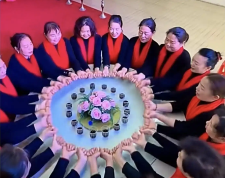 妇女节阿姨们跳手势舞 整齐划一！