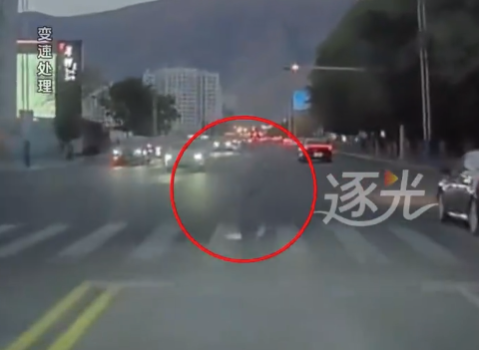 行人夜间穿浅色衣物过斑马线近乎隐身