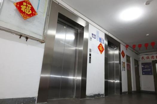 西城牛街老楼两部电梯焕新 居民喜迎便捷生活