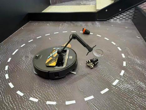 中国扫地机器人长出了手和腿！