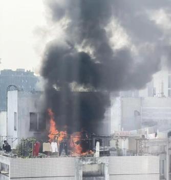 发现这样的邻居立刻投诉 私占公共空间隐患大