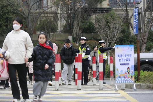 取消护学岗不等于校园安全无人负责 回归专业守护